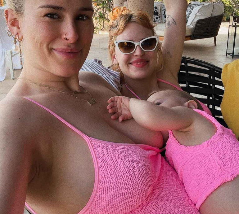 Вершниці Апокаліпсису: 1-річна онука Вілліса та Мур замилувала фемілі-луком із мамою й тітками в бікіні