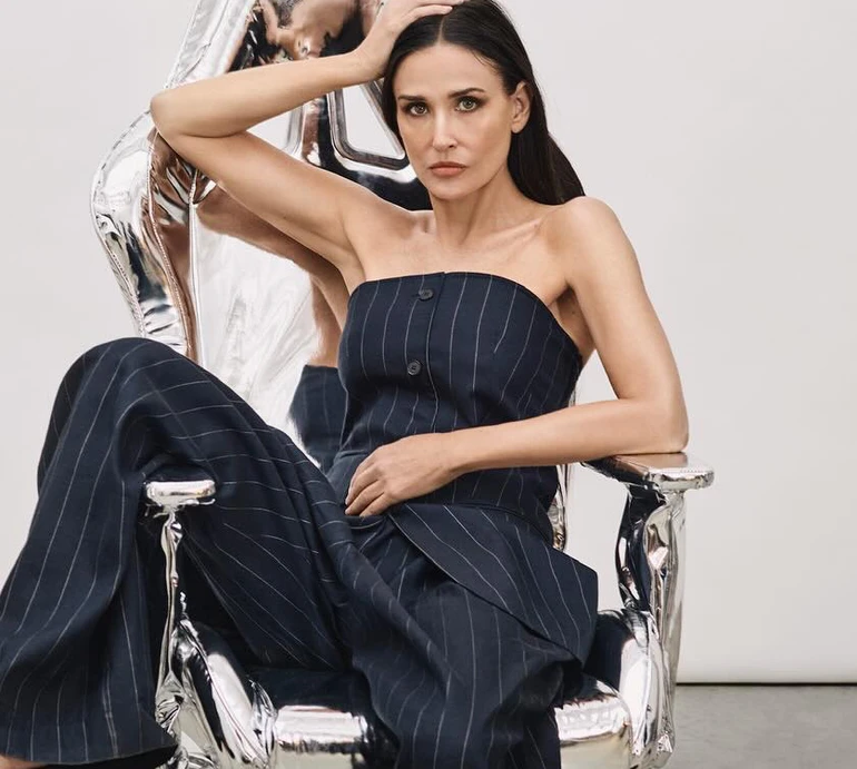 61-річна Мур у вишуканій масці оголила плечі на маскараді Cartier. Фото