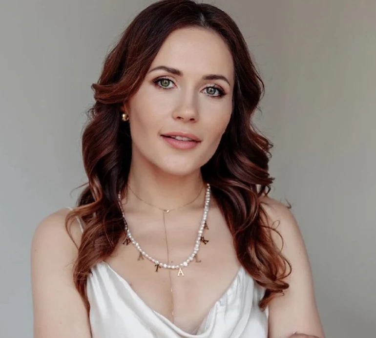 Денисенко в купальнику з квітами заселфила струнку фігурку на турецькому відпочинку