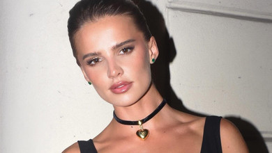 Андрес у корсеті-фользі, трусиках і панчохах ефектно оголила стегно для фешн-фото