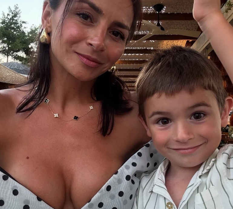 Гвоздьова в купальнику та стильних сукнях показала відпочинок із дітьми не для галочки