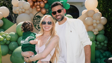 Лохан із чоловіком на 2-річчя сина влаштували свято з динозаврами і пухнастими курками