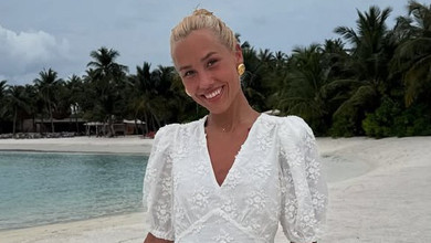 Біла сукня та мальдівська засмага: Квіткова босоніж попозувала на мальовничому пляжі