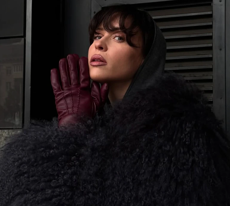 Маремуха у волохатій шубці, лосинах та чоботах-панчохах похизувалася стрункими ногами на стильних фото