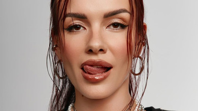 Підбори, наколінники, ажурно-перловий корсет: MamaRika в зухвалому луці та ефектних позах постала перед камерою