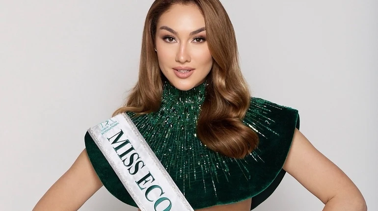 На честь Мрії: учасниця Miss Eco International-2026 вразила національним костюмом з літаком на голові. Фото