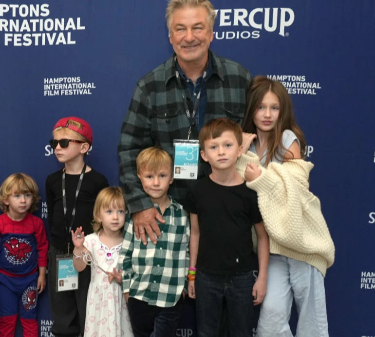 Болдуїни з сімома дітьми попозували на хіднику кінофесту. ФОТО