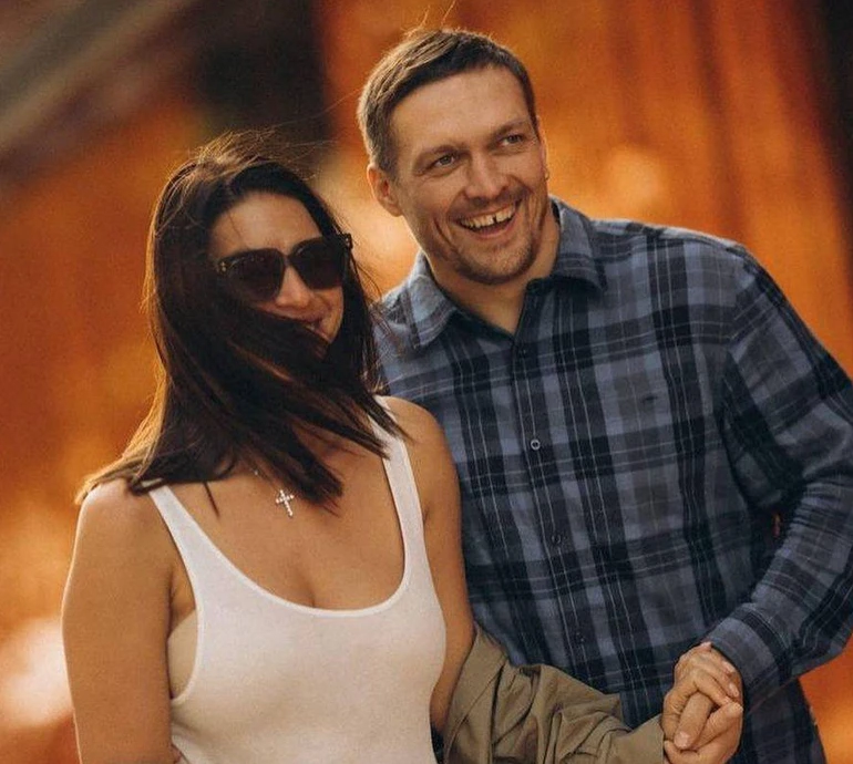 Усик кумедно покривлявся в обіймах дружини. ФОТО