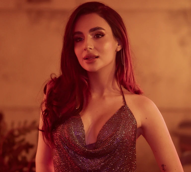 Трінчер-офіціантка з колегою показали еротику у закладі харчування. ВІДЕО