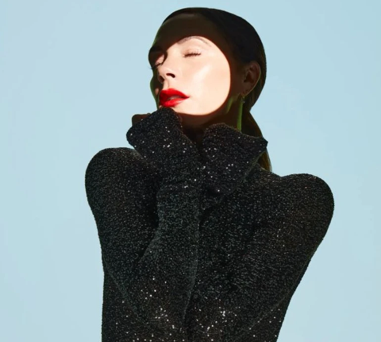 Бекхем у чорних паєтках та колготах у сітку чуттєво попозувала для глянцю