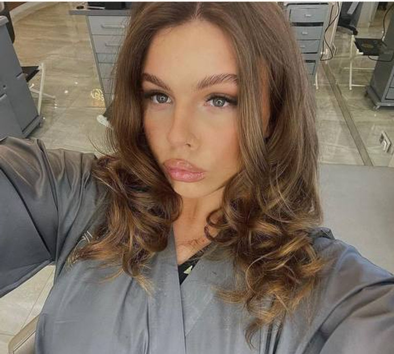 Донька Фреймут заселфилася в сексі сукні та показала, як зустріла 18-річчя