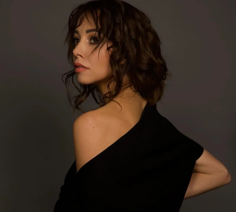 Кухар у чорній сукні з голими плечем пожалілася на спустошеність. Фото