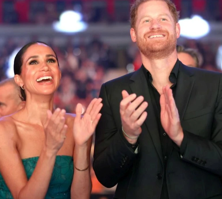 Меган Маркл із сумочкою за $850 зазнімкували з принцом Гаррі коло басейну розкішного готелю. Фото