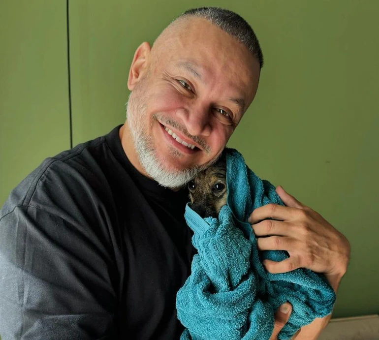 Картина маслом: Хіменес-Браво примудрився взяти на руки одразу чотирьох собак. Фото