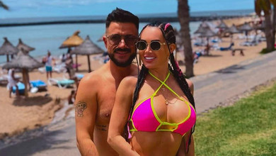 Кохана Налкакіоглу в його обіймах посвітила спокусливими формами на Тенеріфе. Фото