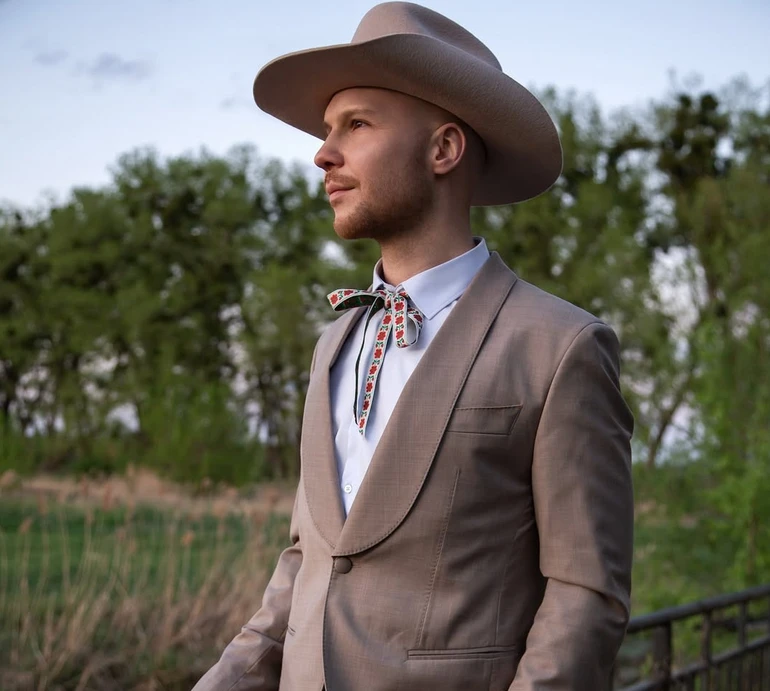 Неймовірна дружина і мати: Влад Дарвін поділився теплими фото з коханою половиною та сином