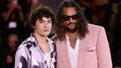 Джейсон Момоа у рожевому костюмі та з педикюром попозував із 16-річним сином на хіднику у Венеції. Фото