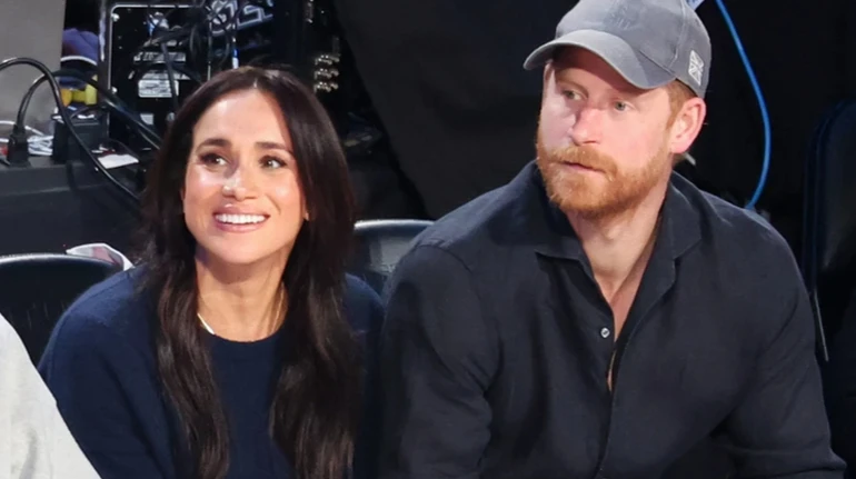 Маркл в оливкових штанах і сорочці разом із принцом Гаррі у total black відвідали табір біженців в Йорданії. Фото