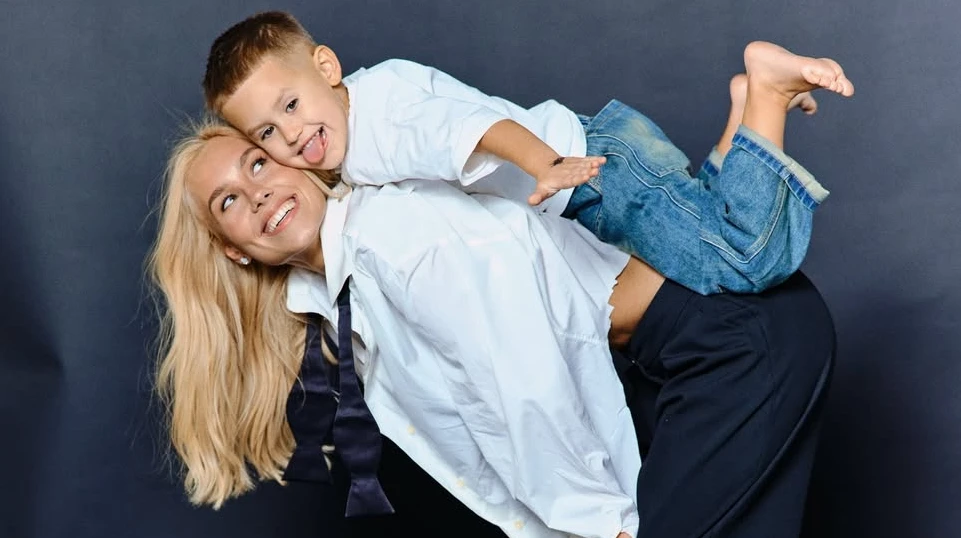 Цьом від Бражка та кумедні гримаси: Квіткова з сином і нареченим попозували для милих студійних фото