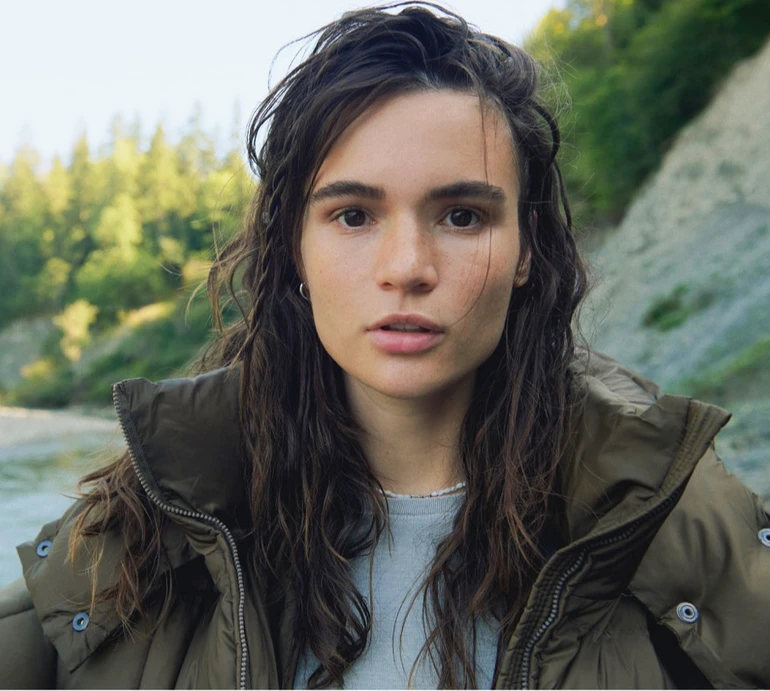 Кацуріна в речах власного бренду попозувала з голими ногами в наметі і човні