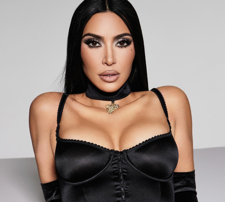 Кардашян в атласних трусиках, боді та пальчатках драматично вигнулася для кадру. ФОТО