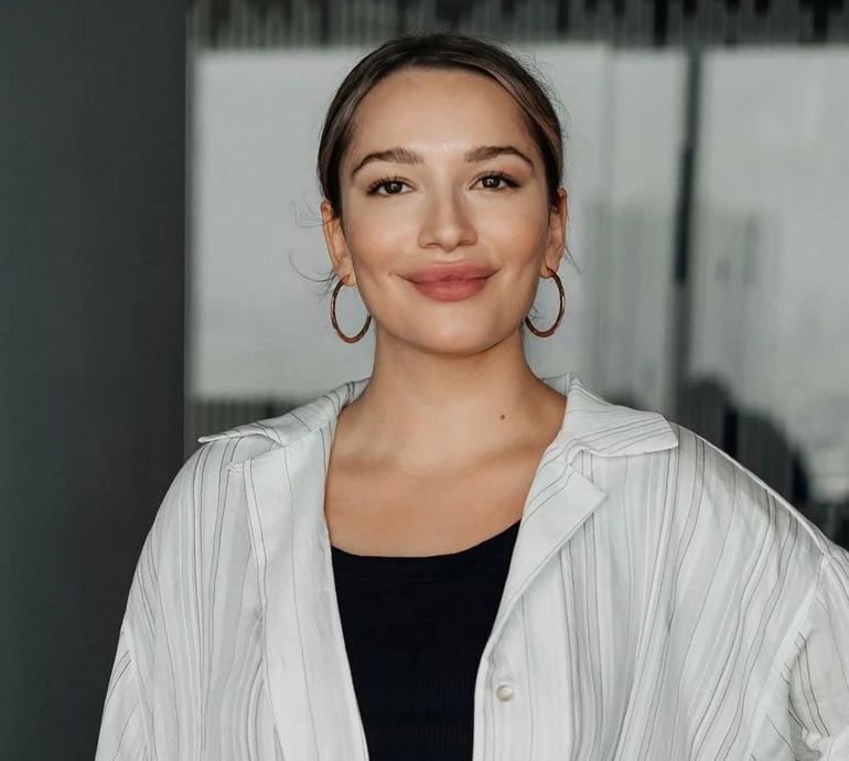 Моє серце наповнене коханням: донька Мозгової здійснила камінг-аут та пристрасно поцілувалася з коханою. Відео