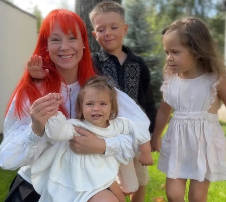 2 роки викликів та любові: Тарабарова з чоловіком і старшими дітьми показала солодке свято для молодшої дочки