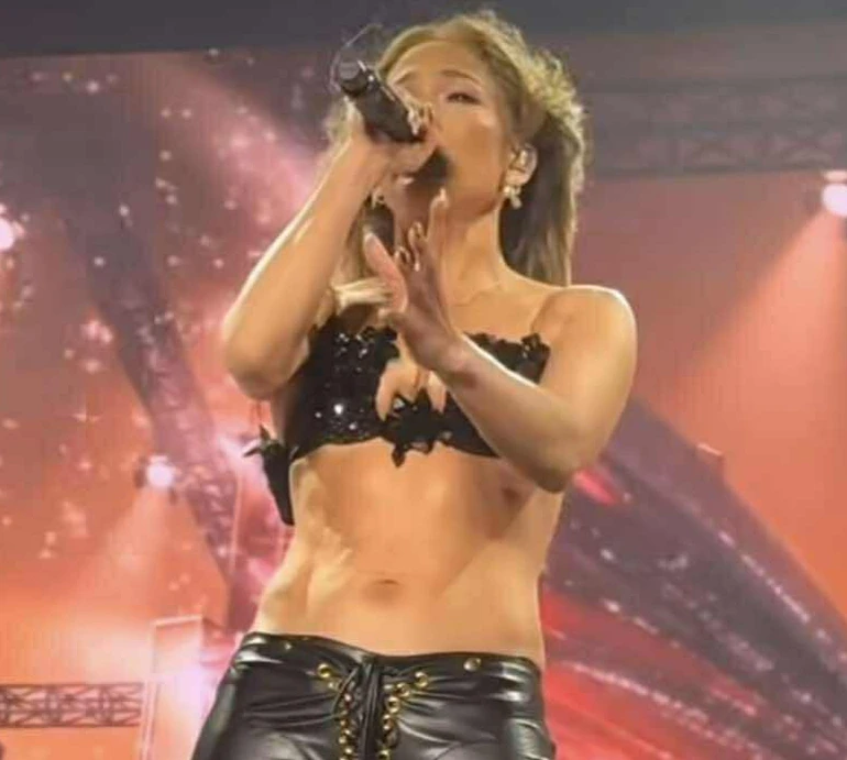 Лопес у дуже низьких штанях зі шворками повторила власний стиль 24-річної давнини. Фото