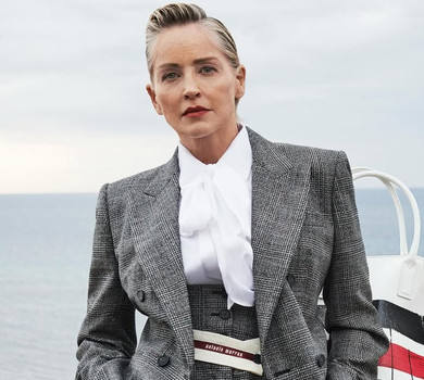 67-річна Шерон Стоун у купальнику з анімалістичним принтом показалася на катері у модельній позі