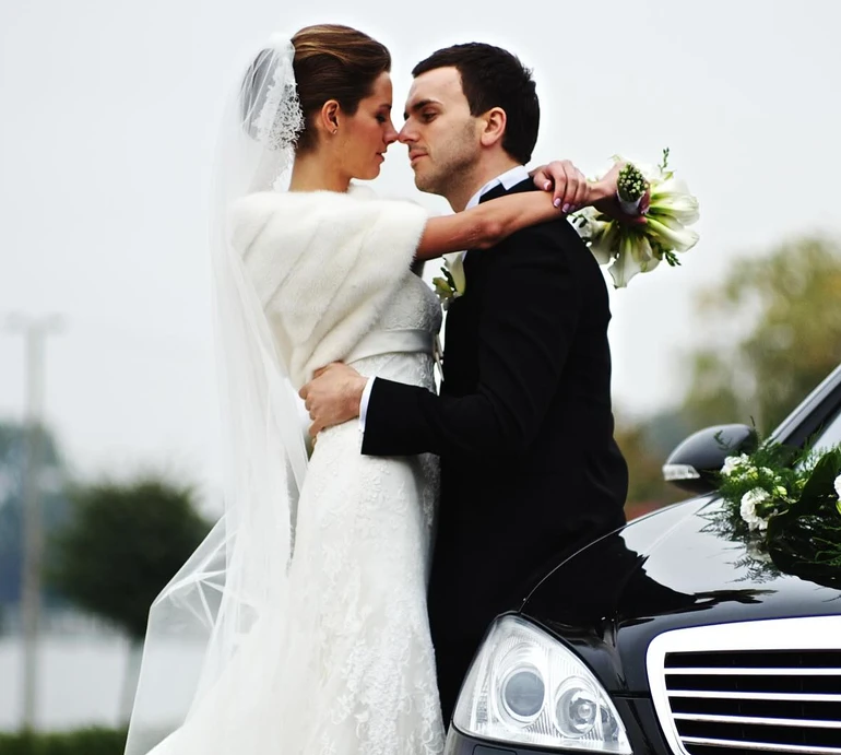 Голуби, вінчання та чорний мерседес: Решетнік на 15-ту річницю шлюбу показав ексклюзивні весільні кадри