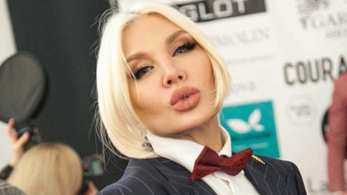 55-річна Вольнова в Індії похвалилася фігурою у рожевому бікіні