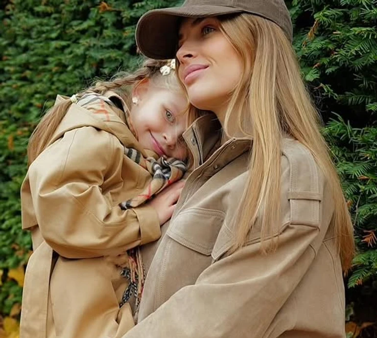 Дружина Зінченка зі старшою донечкою прогуляли садочок заради затишних осінніх фото