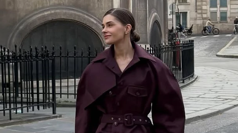 Дружина Остапчука у Парижі посвітила ногами в фактурних луках українських брендів