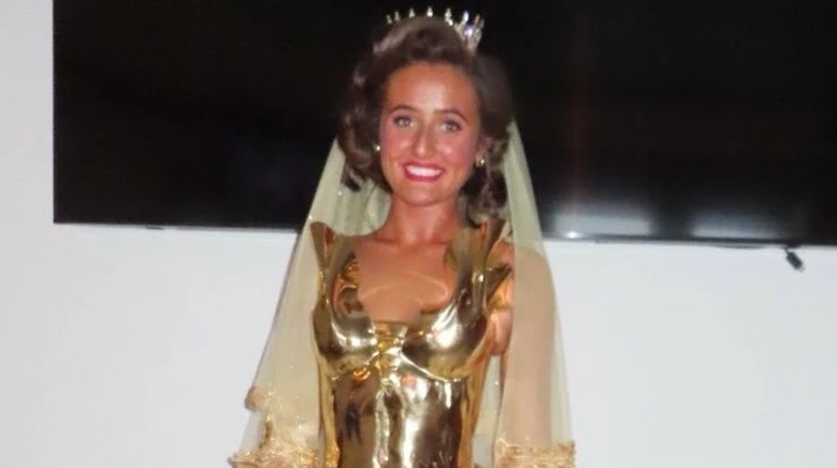 16-річна донька Ф'юрі вразила золотою сукнею з корсетом для свого дівич-вечора перед майбутнім весіллям