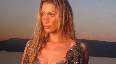 Магічна й блискуча: Белла Хадід у сексі топі та спідниці показала тоненьку талію і декольте крупним планом