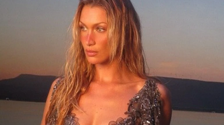 Магічна й блискуча: Белла Хадід у сексі топі та спідниці показала тоненьку талію і декольте крупним планом