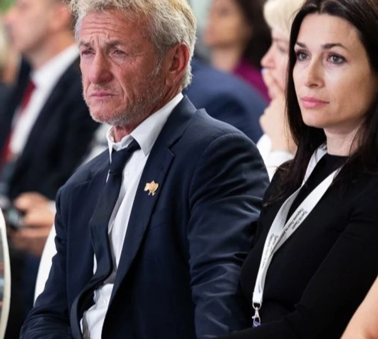 Шон Пенн зацілував кохану-українку в аеропорту Ніцци. ФОТО