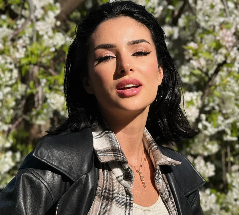 Огнєвіч у шоколадному спортлуці похизувалася пружним пресом і стегнами. Відео