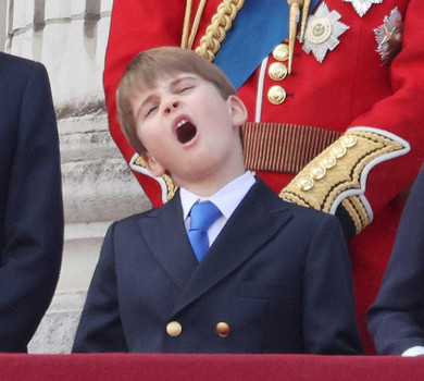 Король мемів повернувся: 6-річний принц Луї звеселив мережу танцями, позіханням та балощами на балконі