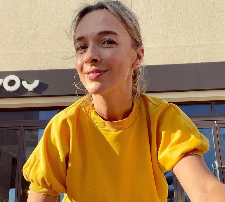 Фролова посвітила довгими ногами у купальнику та згадала модельну кар'єру