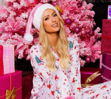 Гола Періс Хілтон прикрилася великим бантом і уявила себе різдвяним подарунком. Фото