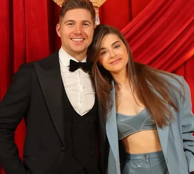 В 3 місяці у Париж возила: дружина Остапчука з сином наробили фото на тлі Ейфелевої вежі