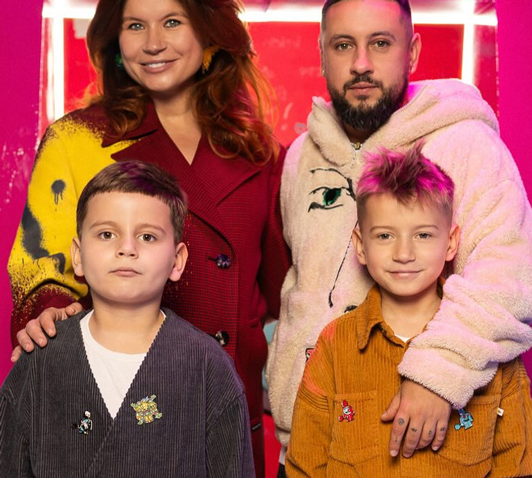 Монатік оголосив ім'я молодшого сина, а його дружина розсекретила, ким мріють стати старші