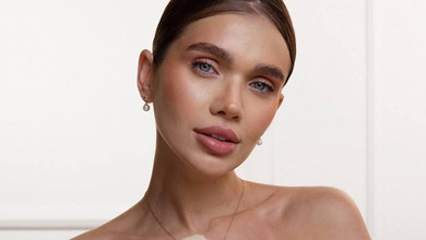 Саша Бо з грайливими кучерями покрасувалася в сукні з голою спиною