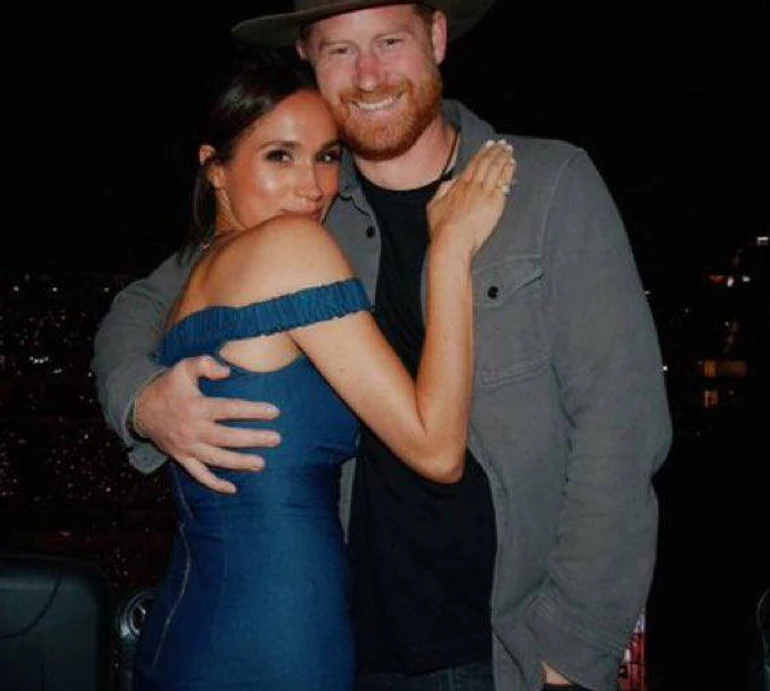 Принц Гаррі у капелюсі пригорнув Меган Маркл в обтислому денімі на концерті Бейонсе. Фото