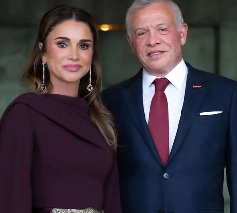 Королева Йорданії у футбольній формі повболівала з чоловіком та дітьми за збірну на трибуні. Фото