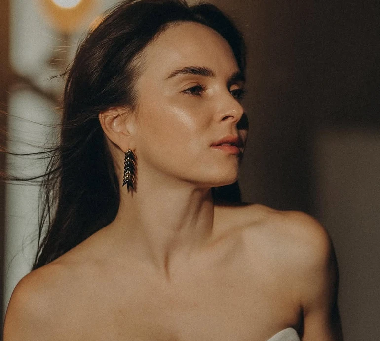 Мама чотирьох янголят: голоплеча Мірошниченко у диму млосно погладила себе для відео