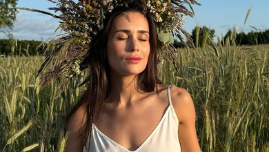 Донька Філатова у віночку та невагомій сукні попозувала у колоссі на Івана Купала