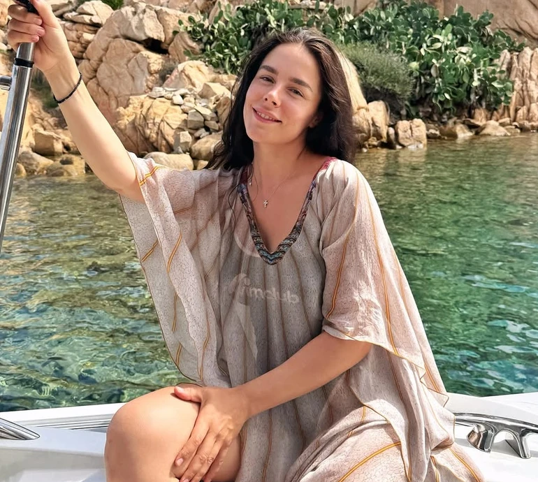 Онуфрійчук у бікіні з рюшами похвалилася пласким животом на турецькому пляжі