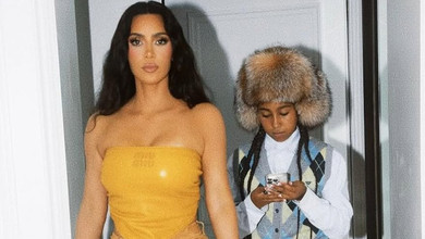 Мініспідниця, корсет і блакитні пасма: Кардашян розкритикували за модний вихід 12-річної дочки у Римі. Фото